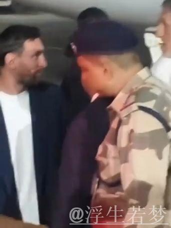 梅西抵达印度近万球迷机场热烈迎接 梅西抵达印度近万球迷机场热烈迎接